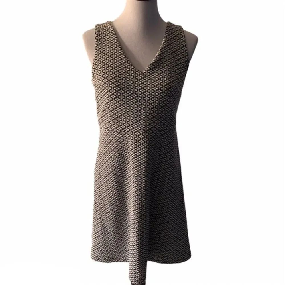 Loft Sleeveless, VNeck Black/White Dress size 6